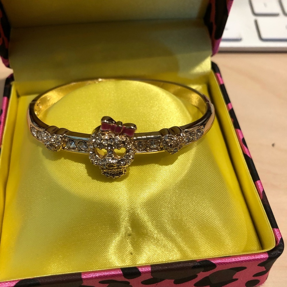 Betsey Johnson skull bangle bracelet